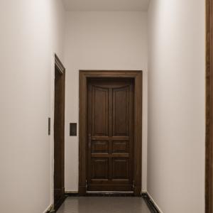 korytarz kamienica-drzwi drewno